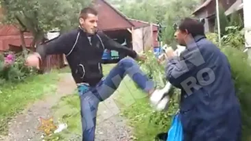 Nu Dumnezeu te bate daca furi! Hotul asta a fost snopit in bataie pentru o pereche de adidasi ieftini furati dintr-o curte!