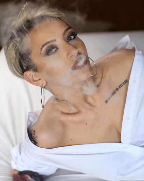 Giulia Anghelescu, criticată dur de fani din cauza fotografiilor sexy: „De ce toate vedetele se pozează aşa?”