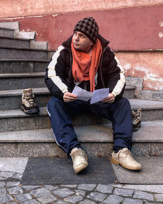 Codin Maticiuc: "La mine nu e «am bani, e hei, strâng bani pentru spitale» și e tot o afirmație! E foarte mult de vorbit pe asta, e un podcast, adică e de stat și de luat și despre șampaniile alea care se comandă. Sunt doar show off-uri, lucruri pe care le ai de demonstrat atunci pe loc și vin din ceva, dintr-o nevoie a ta de a te afirma!" (Foto: Instagram)