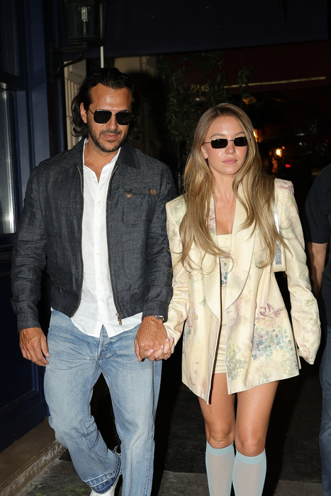 Sydney Sweeney și Jonathan Davino mână în mână după o cină romantică într-un restaurant italian din Paris. 11 iulie 2023. Foto: Profimedia