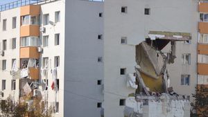 Ce s-a întâmplat cu o zi înainte de explozia blocului din Sectorul 5 al Capitalei. O locatară a semnalizat indiferența autorităților