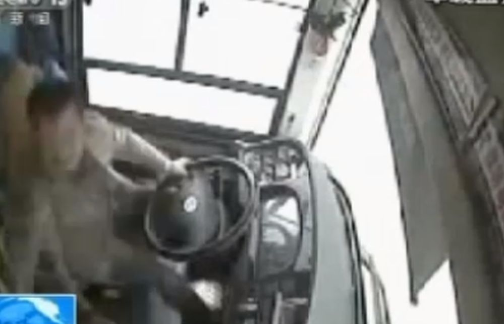 Un autobuz a căzut de la 50 de metri: 15 morți! Ce făcea șoferul cu o pasageră, înainte cu câteva secunde de tragedie