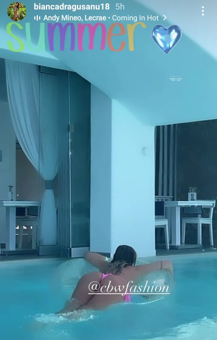 Bianca Drăgușanu a dat drumul la distracție în Santorini! Și-a luat costumul minuscul de baie și a stat toată ziua la piscină