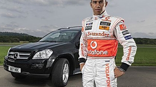 VIDEO Masina lui Huidu, preferata maniacilor de viteza! Cel mai rapid sofer din lume, Lewis Hamilton, conduce una exact la fel!