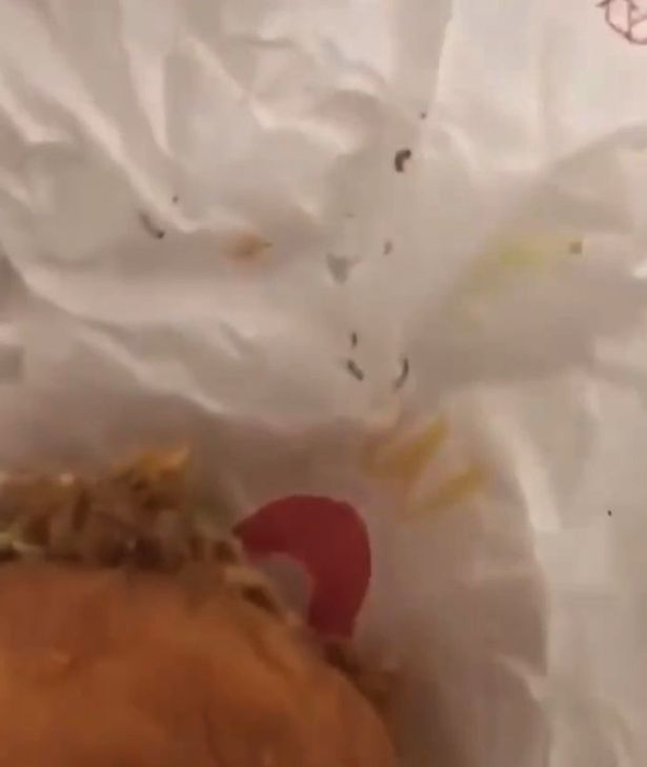 Incredibil! Ce a putut să găsească o femeie în burgerii de la un celebru fast food