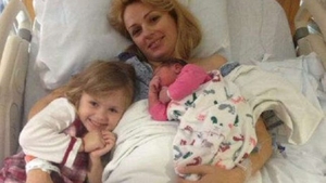 Uite ce frumoase sunt fetiţele lui Catrinel Sandu! Lara va fi botezată în România, chiar dacă familia trăieşte în America!