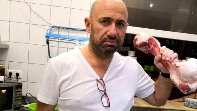 În plină pandemie, Cătălin Scărlătescu s-a ”privatizat”! Juratul de la Antena 1, gătește și livrează mâncare la ”casoletă”!
