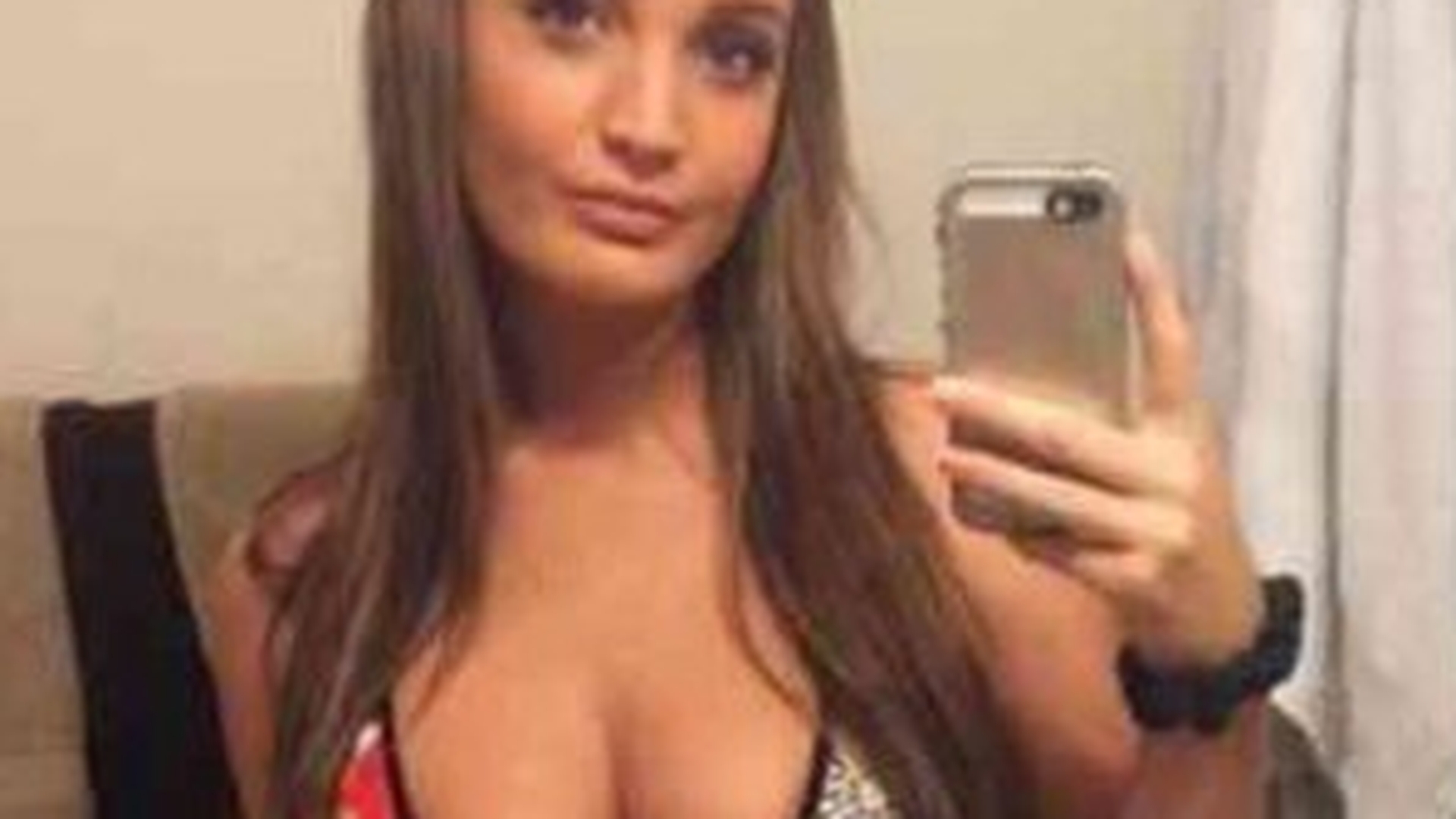 Bomba asta sexy nu va mai ieși niciodată din casă! Ce a putut să-i tatueze un amic