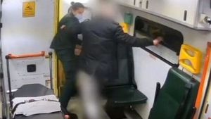 Un român a aruncat din ambulanță un paramedic din Londra. De unde a plecat scandalul și cum s-a ajuns la această situație