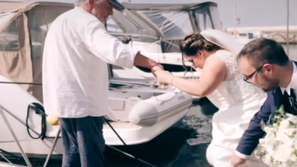 VIDEO | Ședință foto de nuntă cu peripeții. Mireasa a vrut poze pe barcă, dar a cam nimerit pe lângă