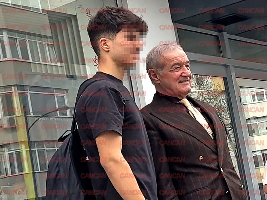 Gigi Becali face poze cu fanii, pe stradă