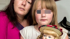 O fetiţă de opt ani a primit o păpuşă la un concurs. Când au ajuns acasă cu jucăria, mama copilului a avut un şoc când a descoperit ce se afla în interior
