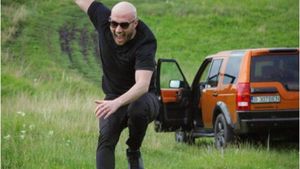 Tatăl lui Mihai Bendeac a scos bolidul actorului la vânzare: ”Este o mașină cunoscută în trafic și mass-media” 