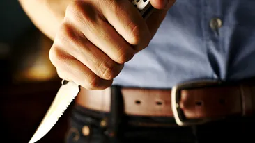 Un bărbat din Buzău şi-a înjunghiat soţia, după care s-a spânzurat! Femeia şi-a scos cuţitul din spate, iar acum este la spital