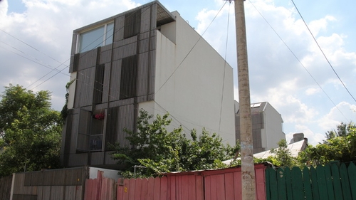 “Perla” din mahala! O casa atrage toate privirile in cartierul Plumbuita! Vezi de ce!