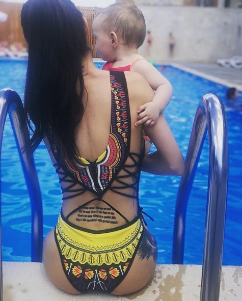 Anda Călin se relaxează cu micuța Anastasia la o piscină din Capitală! Imagini cu cele două