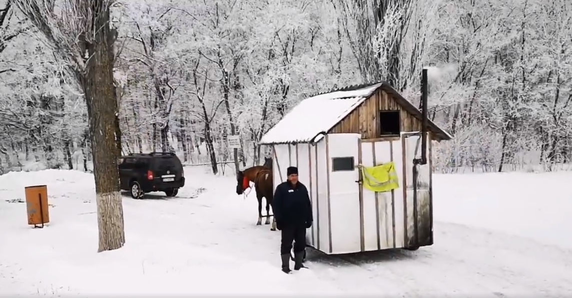 Ciobanul din Botoșani care și-a pus casa pe roți și e trasă de cai! Nea Ion își plimbă nevasta gravidă prin sat
