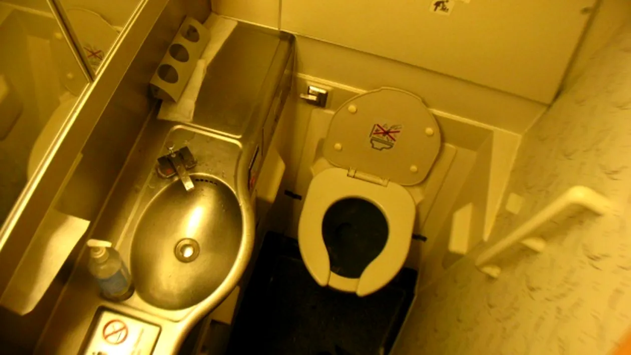 Pasager clandestin, descoperit în toaleta unui avion. Cum a ajuns acolo bărbatul e uimitor!