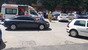 Polițist de la rutieră, rănit în trafic de un șofer grăbit. FOTO