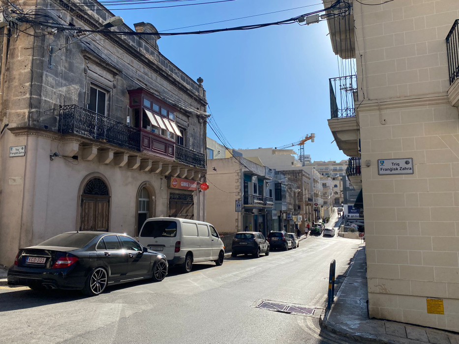 Așa arată un concediu de 8.200 lei în Malta! Ce au primit să mănânce doi turiști români în restaurantul unui hotel de 4 stele din Mellieha