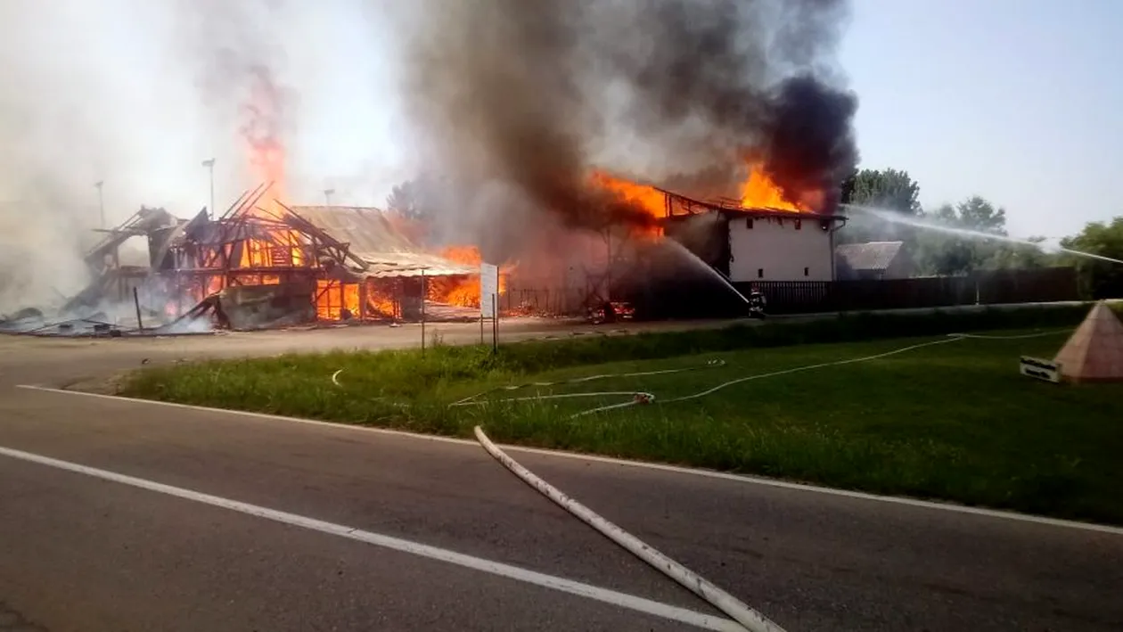 Incendiu puternic în Timiș! Un restaurant a izbucnit în flăcări. Trei oameni au fost răniți. VIDEO