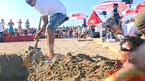 Aurel Moldoveanu a cantat ingropat in nisip pe plaja de la Neatza