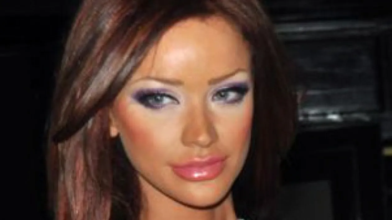 Bianca a ieşit la plimbare in cea mai scurtă si mai decoltată rochie pe care a găsit-o in dulap. Mai sexy de atât nu se putea!