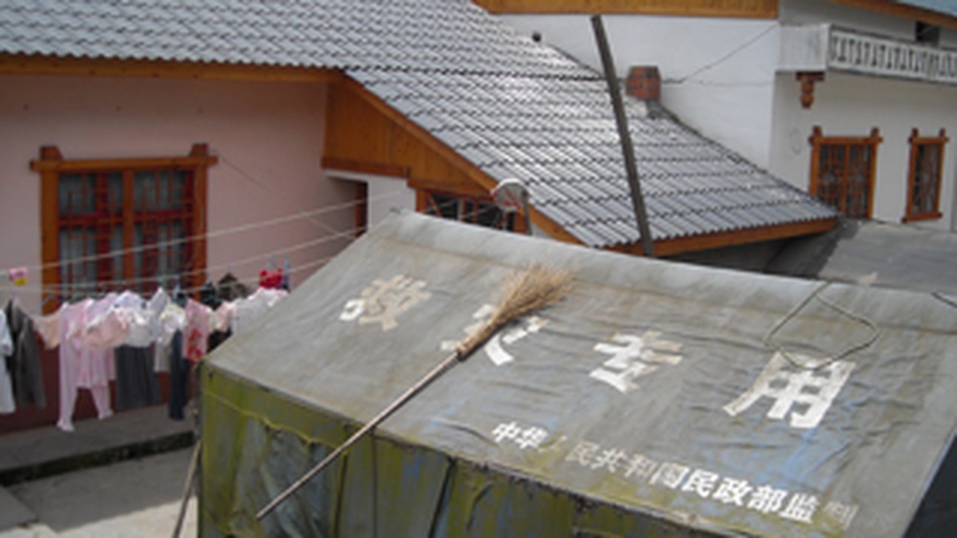 Un pusti din China a ramas blocat in spatiul dintre doua case! Pompierii au daramat un imobil sa-l scoata!