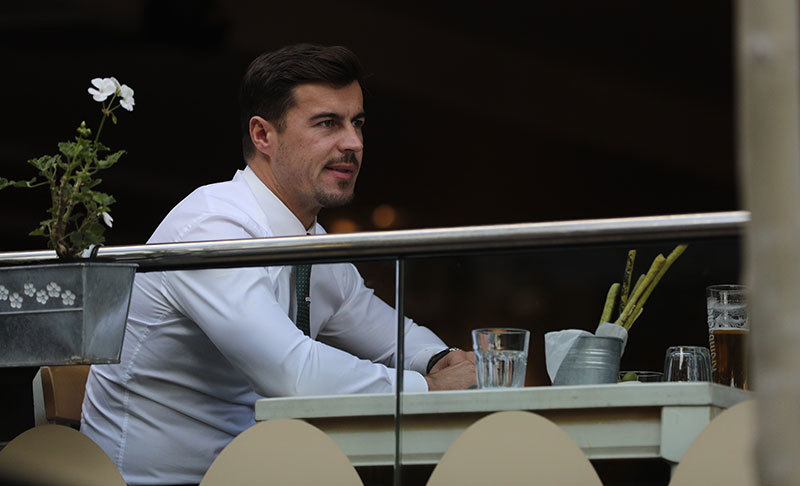 Adrian Alexandrov a preferat un pahar de apă pe durata "întânirii de afaceri"