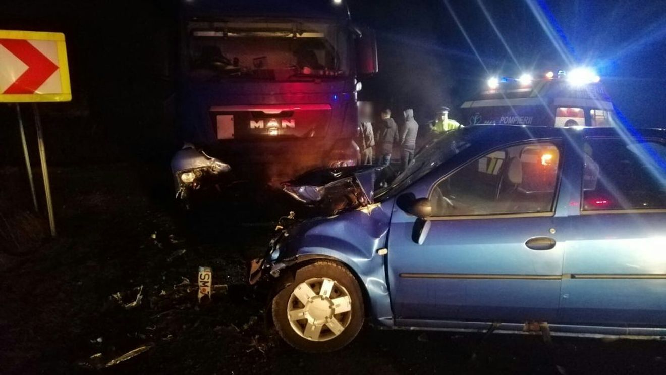 Grav accident de circulație în județul Cluj. Mașina condusă de o femeie însărcinată s-a izbit violent de un autotren