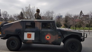 UPDATE imagini LIVE cu armata română pe străzile din Bucureşti! Sute de şoferi, verificaţi la una dintre intrările în oraş