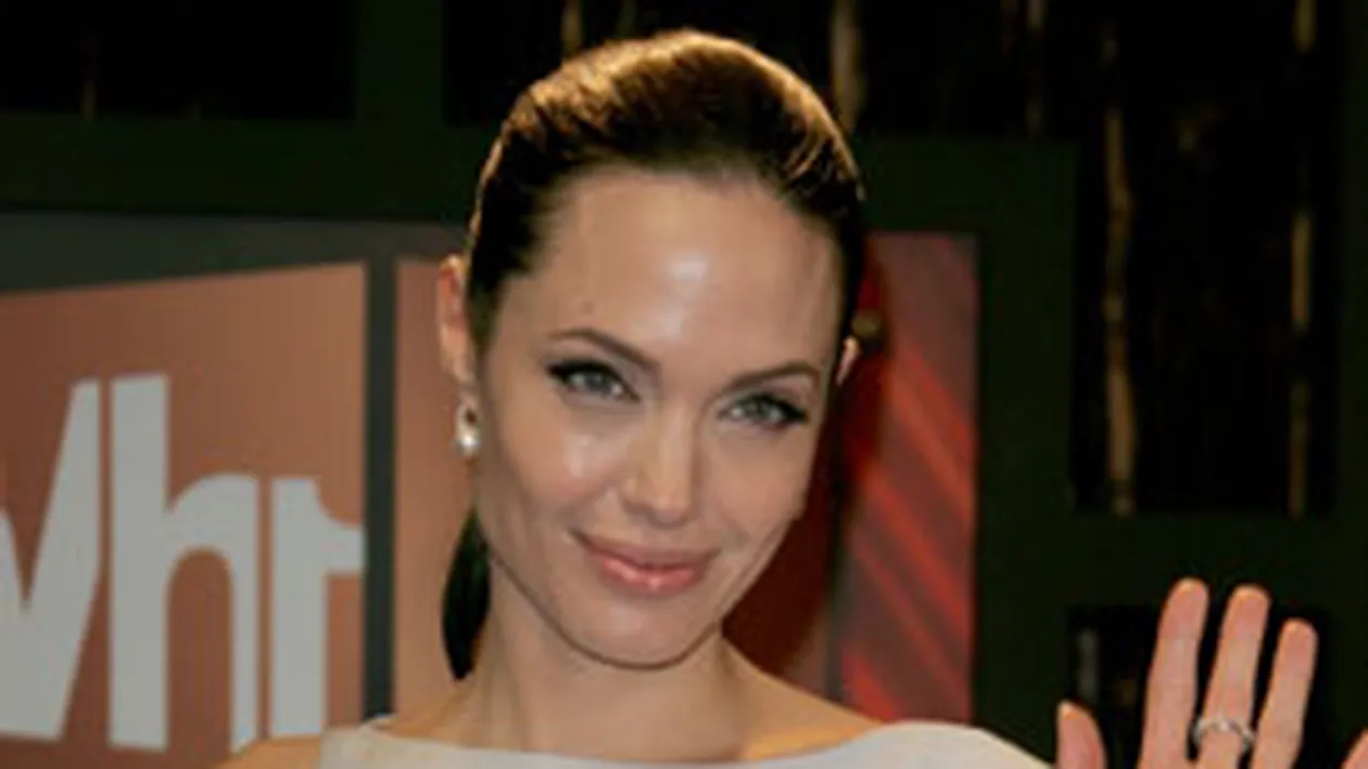 Angelina Jolie se pregateste sa fie singura
