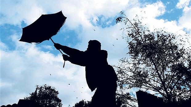 Avertizarea cod galben de vânt puternic, prelungită în 17 judeţe! Rafalele pot depăşi 100 de kilometri pe oră