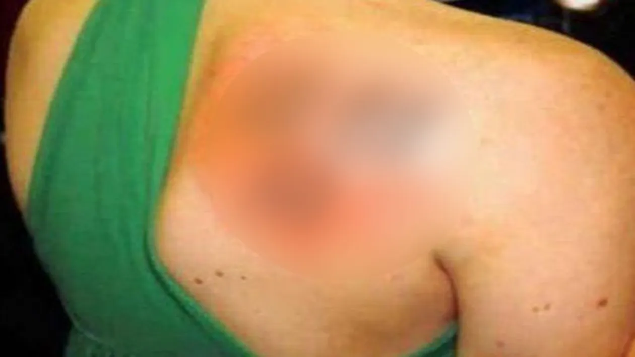 Nu i-a venit sa creada! A mers sa-si faca un tatuaj smecher. Cand s-a uitat in oglinda a inceput sa planga. M-a nenorocit