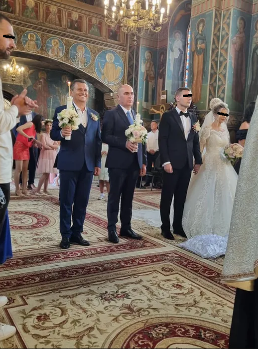 Cum arată iubita misterioasă a lui Ilie Bolojan, președintele interimar al României. Cei doi au nășit un cuplu din Câmpulung alături de Nea Mărin și soția lui
