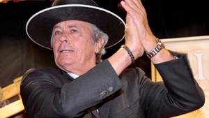 Alain Delon pare ca nu imbatraneste - pus pe sotii si la 76 de ani!