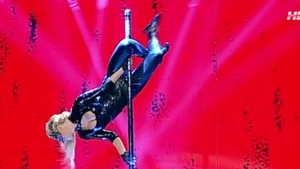 "Adina si bara ei de senzatie"! Pe Mihai Petre a inceput sa-l incurce... cravata cand a vazut-o pe scena de la "Romanii au talent"