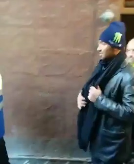 Bărbatul a fost escortat de poliţie, după ce a coborât de pe catedrală