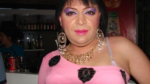 Miss Travestit vrea sa redevina barbat si are planuri colosale! Se insoara in Germania cu un bancher putred de bogat!
