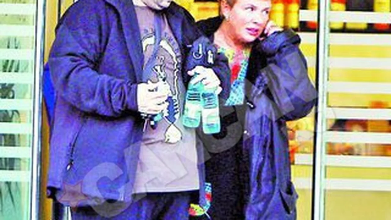 Are grija de imaginea ei! Teo e iar Teo! E imbujorata si a renuntat la peruca