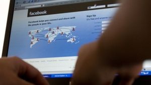 Tânăr prins în flagrant la Baia Mare, şantajând o fată cu publicarea unor poze intime pe Facebook