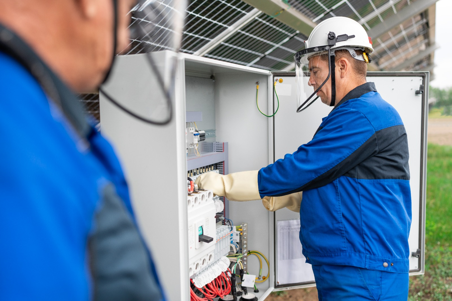 Cât câștigă un electrician bun în 2026. Cererea e mare, dar oamenii lipsesc
