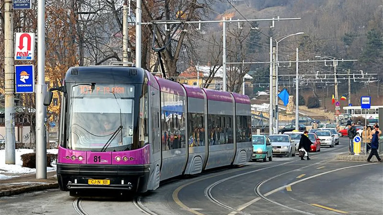 Două persoane din Cluj care așteptau tramvaiul în stație, lovite de o mașină condusă de un începător