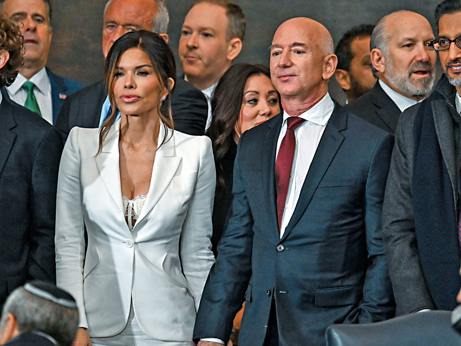 Jeff Bezoz si Lauren Sanchez în timpul ceremoniei de inaugurare Sursa: ProfimediaTrump and Vance Swearing-In at the US Capitol, Washington, District of Columbia, USA - 20 Jan 2025,Image: 955726854, License: Rights-managed, Restrictions: , Model Release: no
