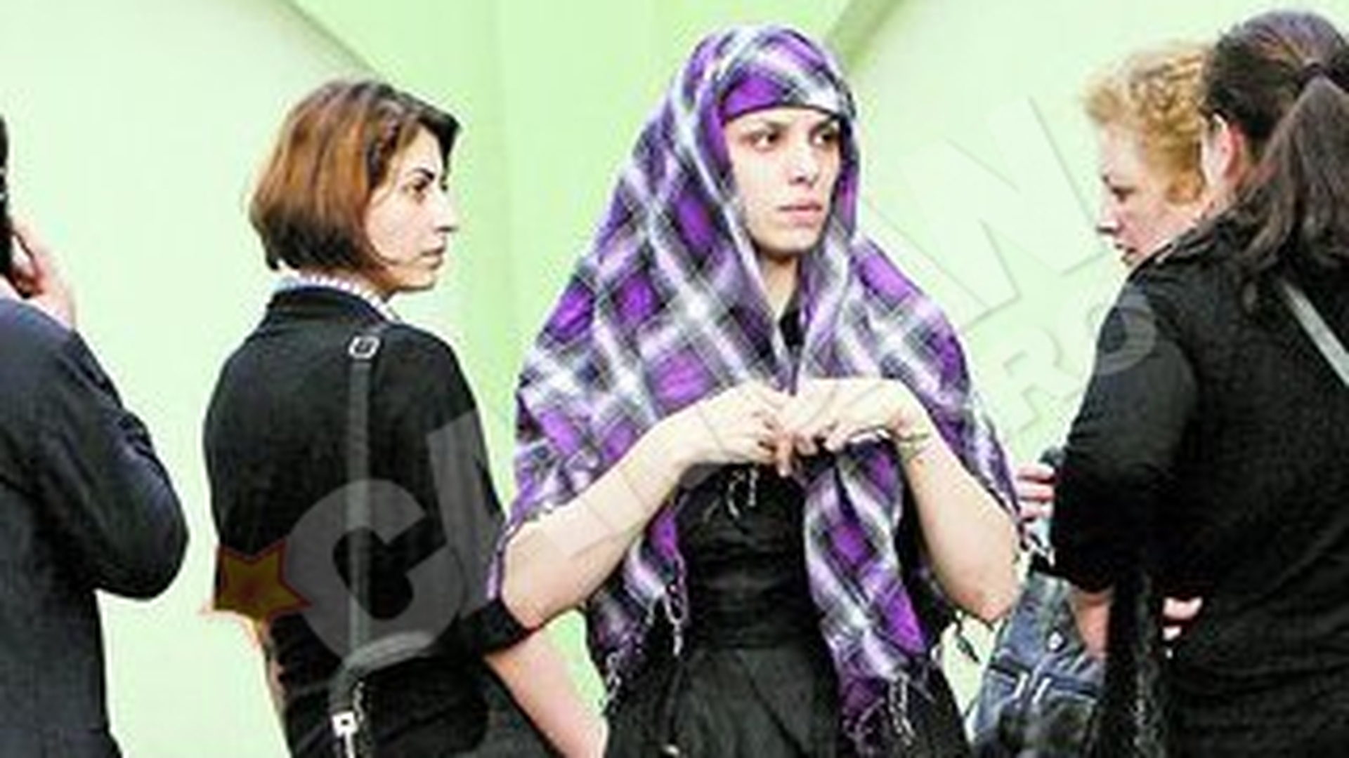 Sorana a primit aprobarea sa-i infrumuseteze mormantul cu o sculptura! Ii pune Coranul la cap tatalui ei