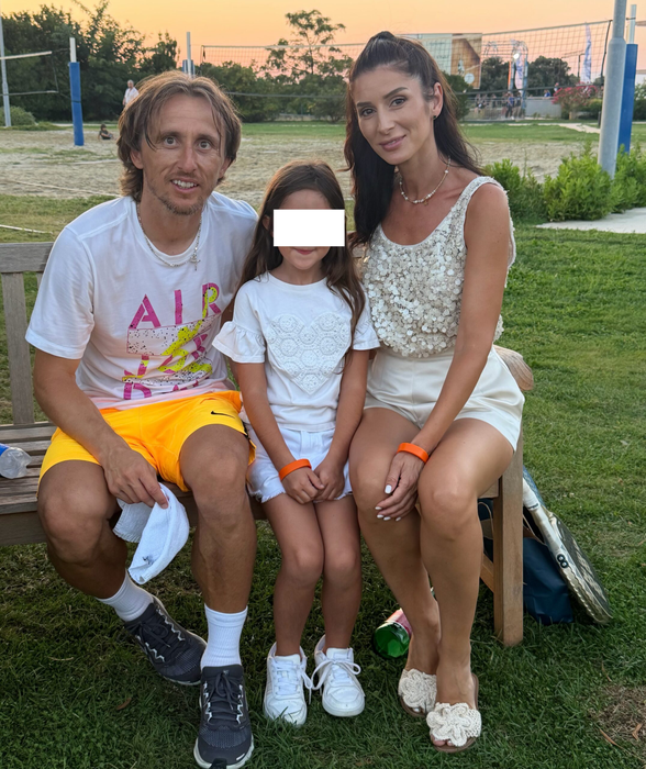 Magicianul Robert Tudor și soția sa, alături de un fotbalist de la Cupa Mondială! În compania cui s-au fotografiat cei doi