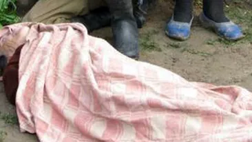 Batrana moarta de cateva zile, ingropata in gunoaie, in propria casa!