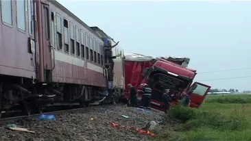 Traficul feroviar în Ialomița,oprit după ce un tren de marfă a lovit un TIR, reluat pe un fir