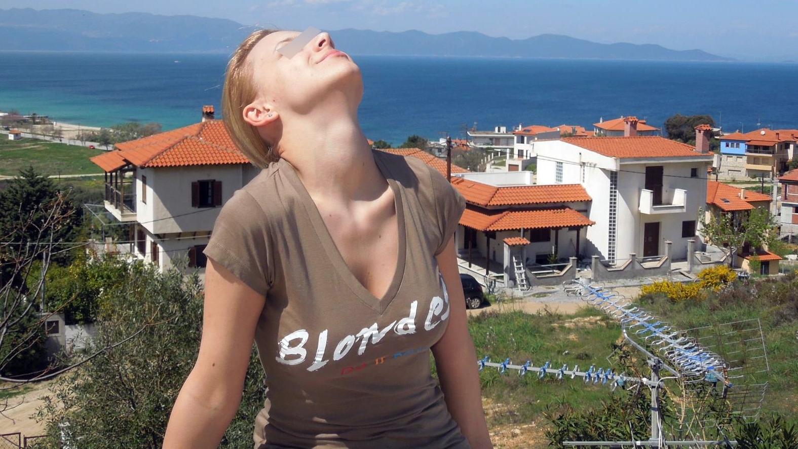 Ii place sa pozeze sexy! Blonda care l-a infierbantat pe Radu Pietreanu in toiul noptii e mai mica decat el cu 24 de ani
