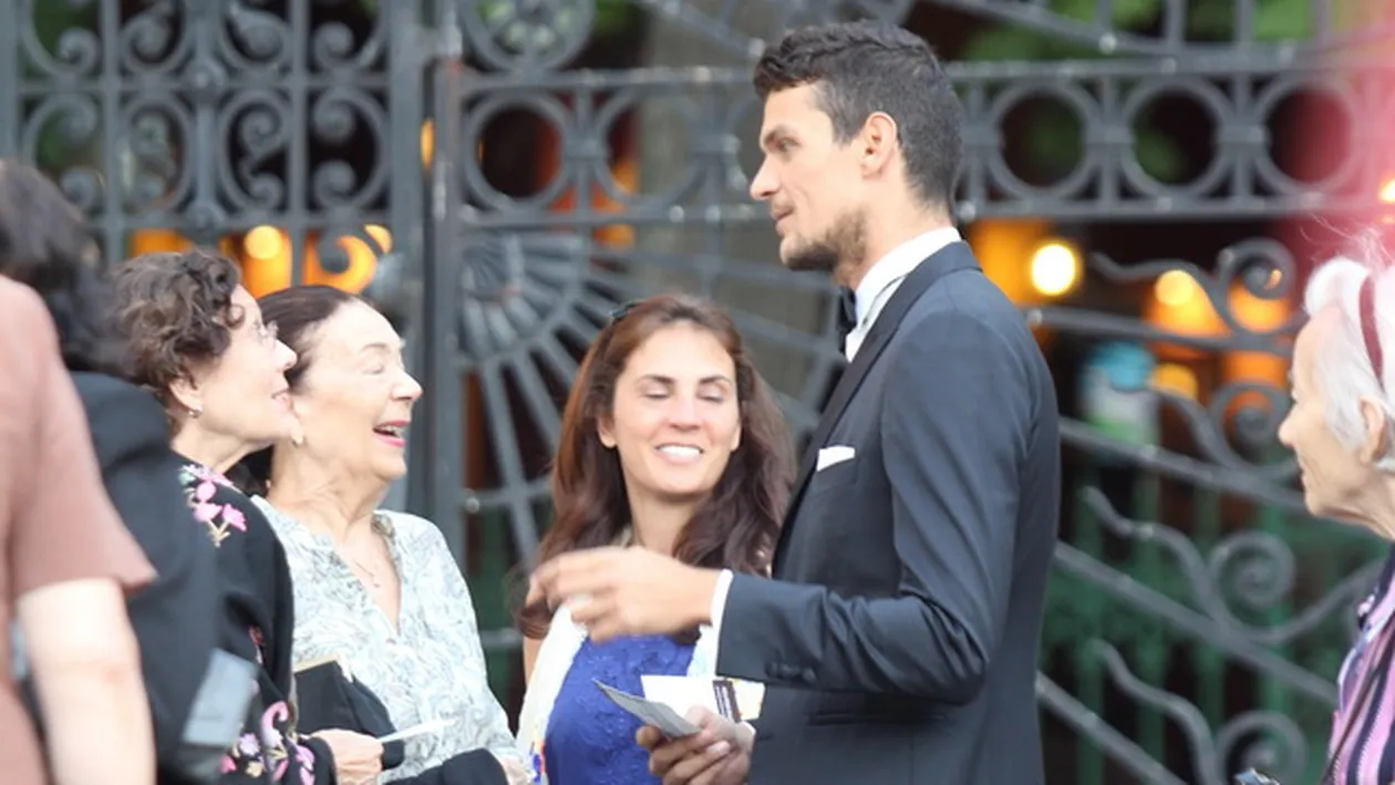 Priveliste rara. Tudor Chirila s-a ferchezuit si s-a pus la patru ace, nu pentru o femeie, ci pentru... trei